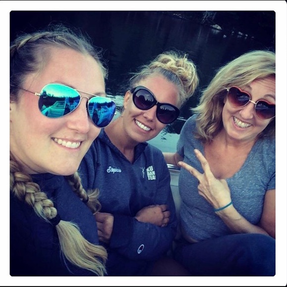 Meet your Poshers, Elizabeth, Stephanie, & Kristen - Picture 4 of 8